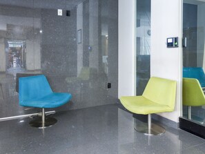 Lobby sitting area - Hotel Plaza Premier (León)