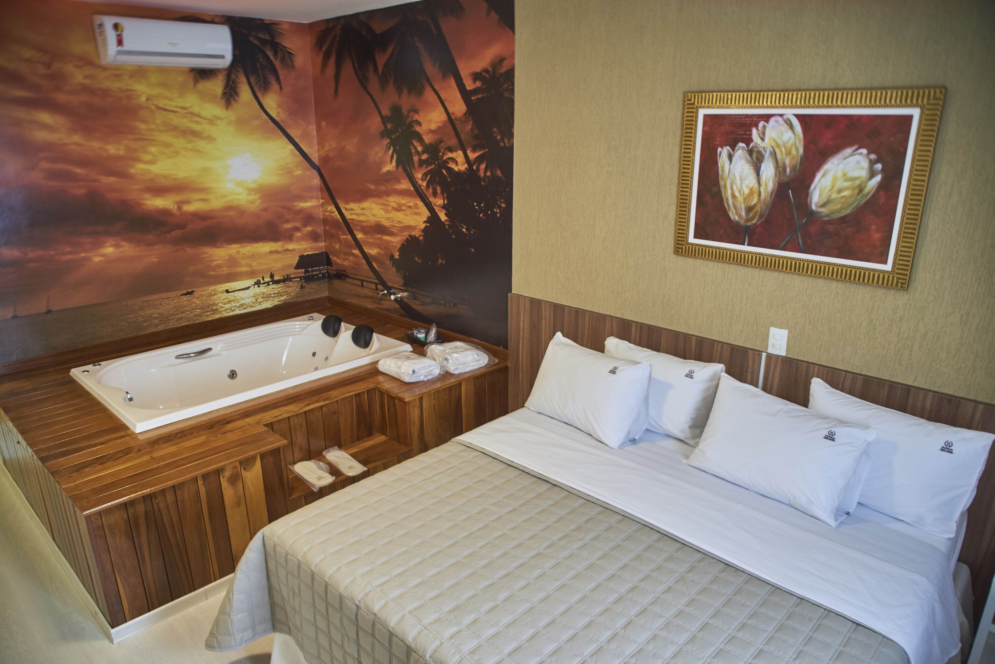 Suíte Luxo com Hidro | Minibar, desk, blackout drapes, iron/ironing board