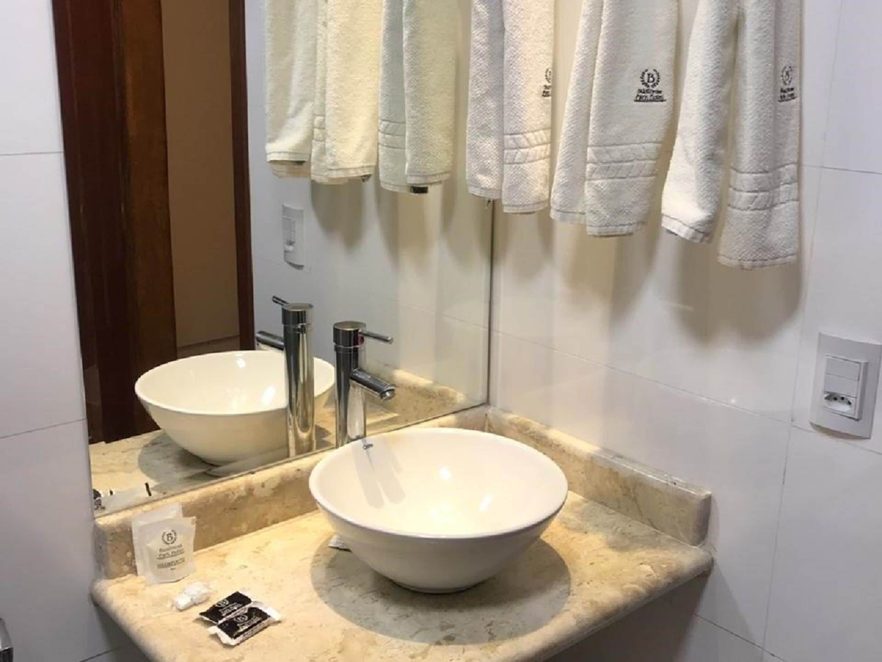 deluxe triple room (solteiro) | bathroom | free toiletries, towels, soap, shampoo