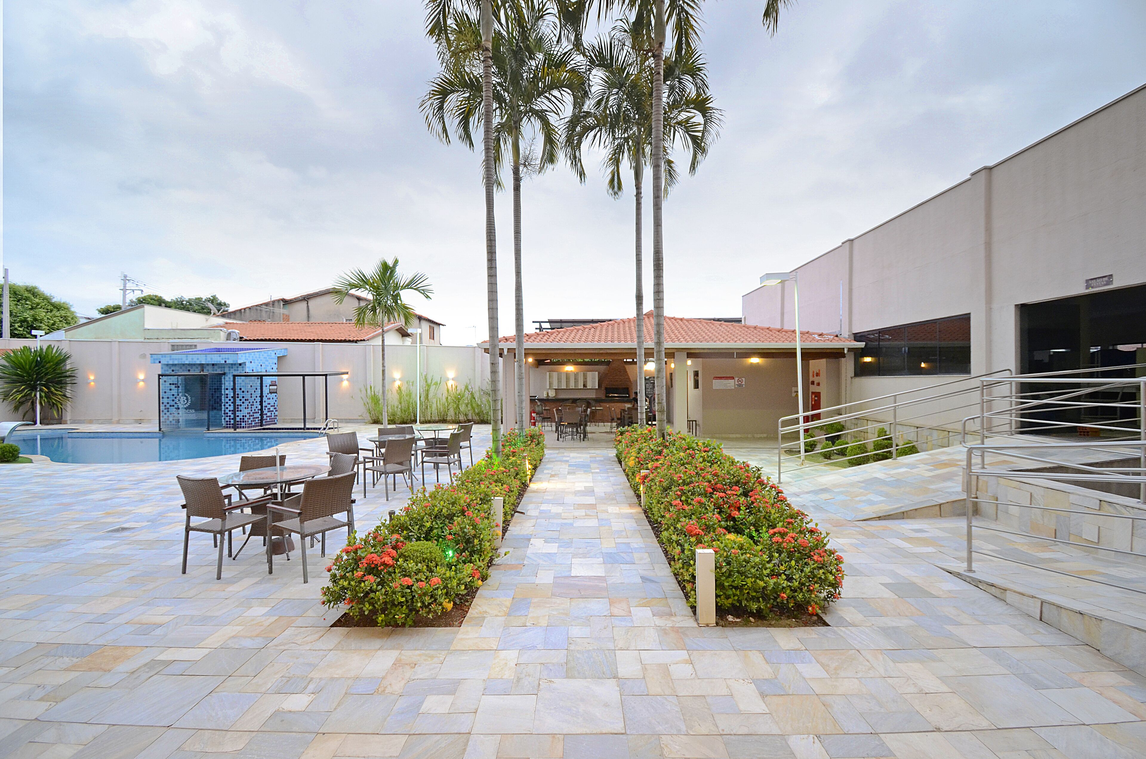 Piscina externa, guarda-sóis, espreguiçadeiras