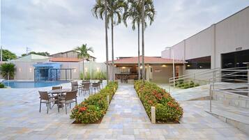 Piscina externa, guarda-sóis, espreguiçadeiras