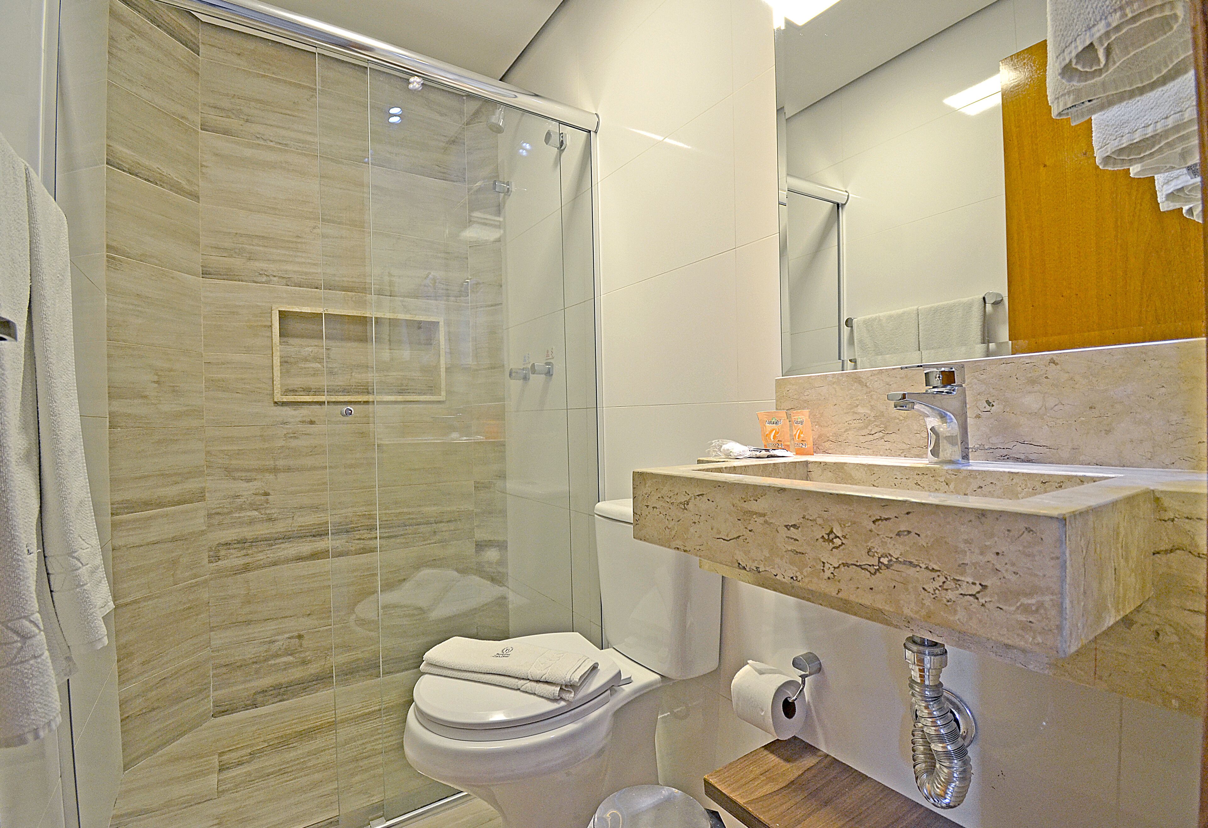 standard solteiro | bathroom | free toiletries, towels, soap, shampoo