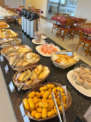 Café da manhã com buffet grátis todos os dias