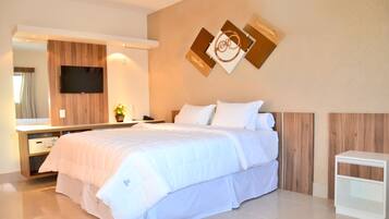 Luxo Casal | Frigobar, escrivaninha, cortinas blackout, ferros/tábuas de passar roupa