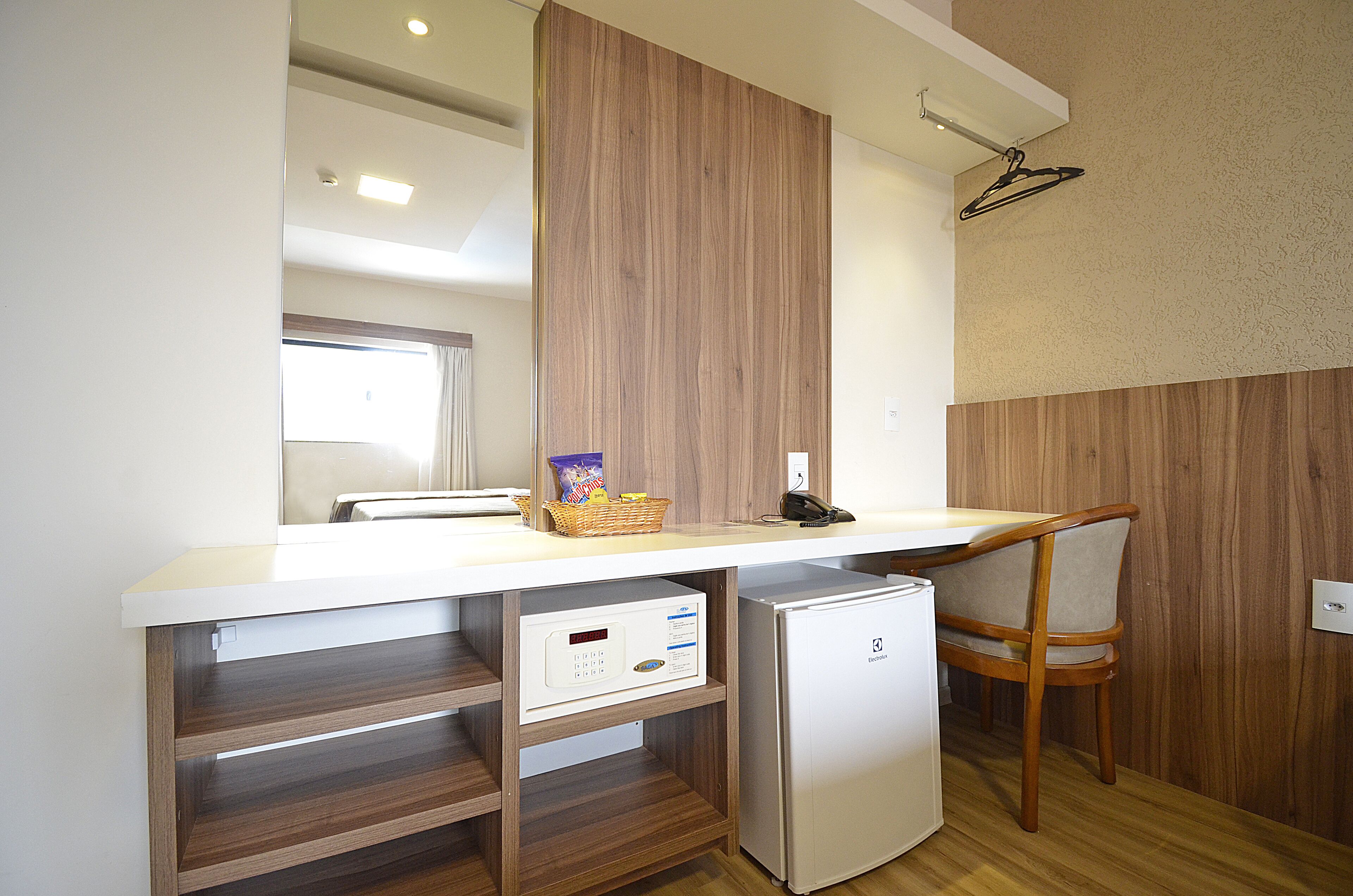 luxo triplo casal | 1 bedroom, minibar, desk, blackout curtains