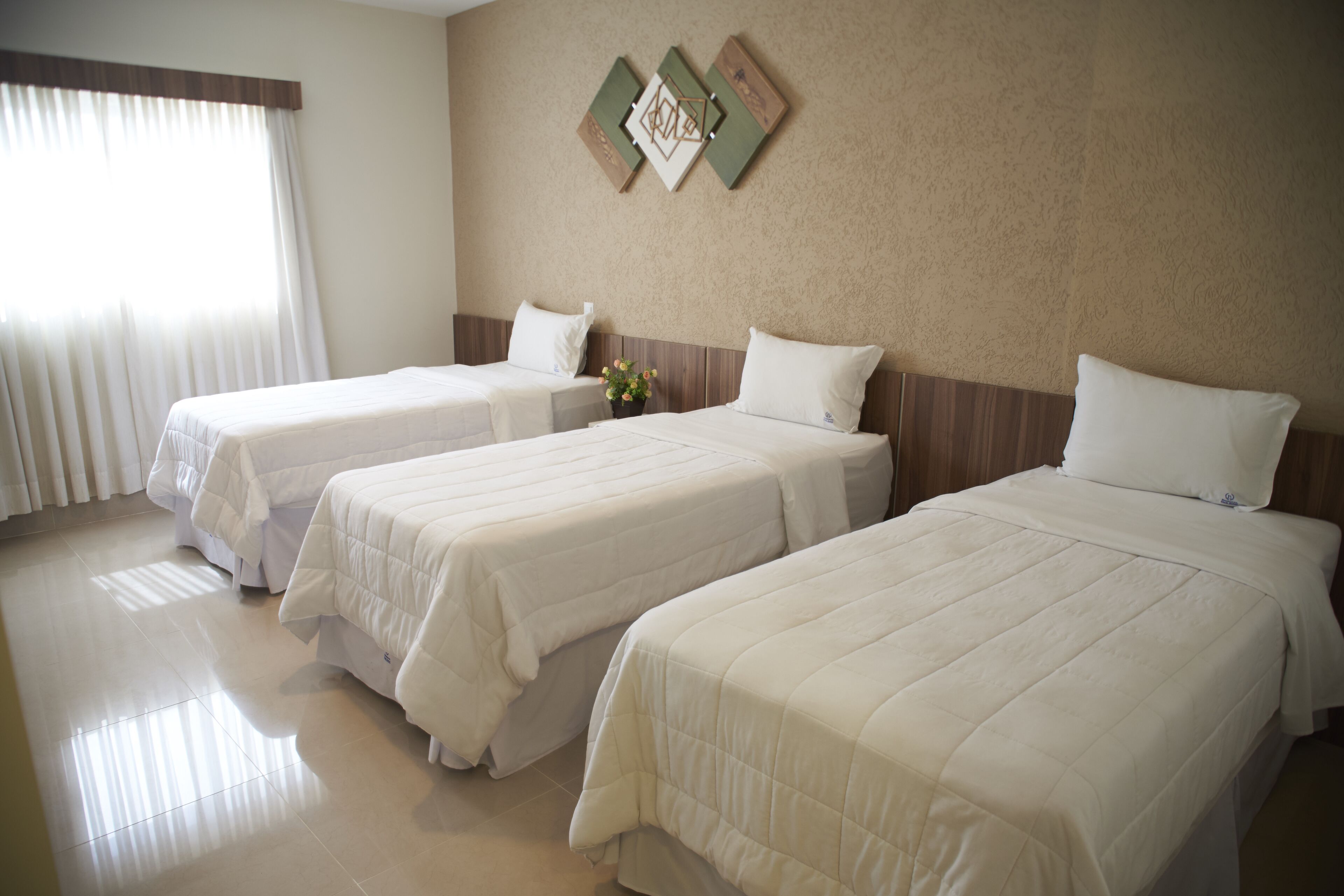 deluxe triple room (solteiro) | 1 bedroom, minibar, desk, blackout curtains