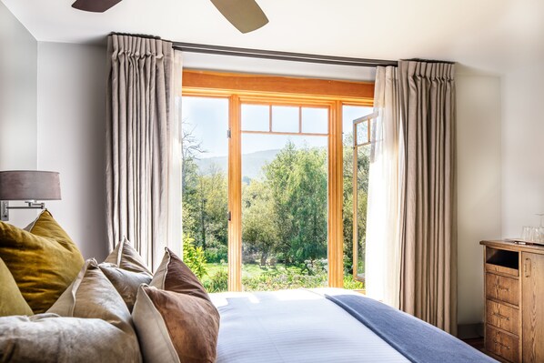 Deluxe Room, 1 King Bed, Garden View (Creek View King)