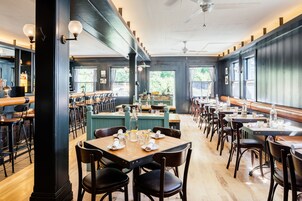 供应午餐、晚餐和早午餐，美洲菜