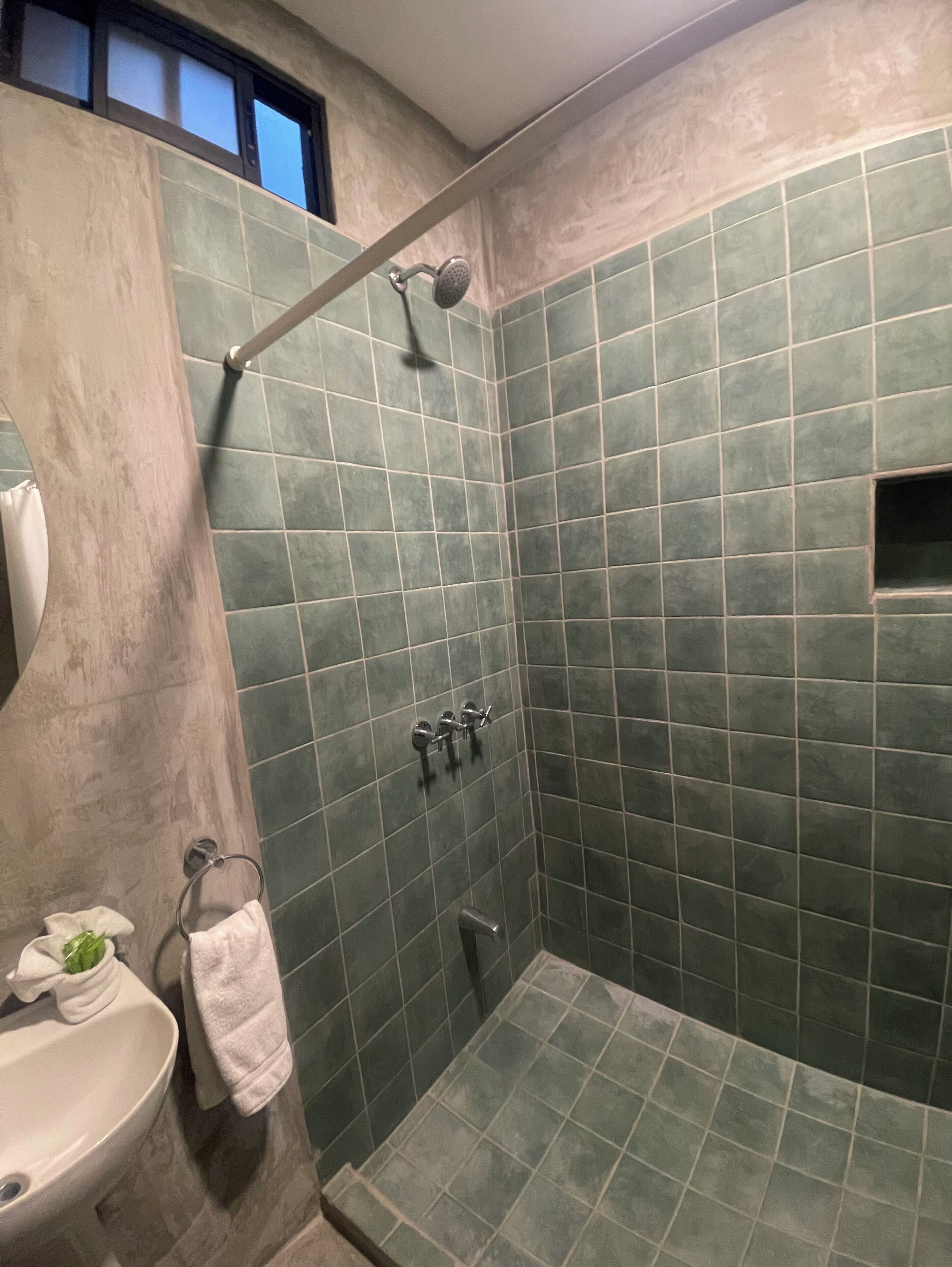 standard double room | bathroom | shower, free toiletries, hair dryer, towels