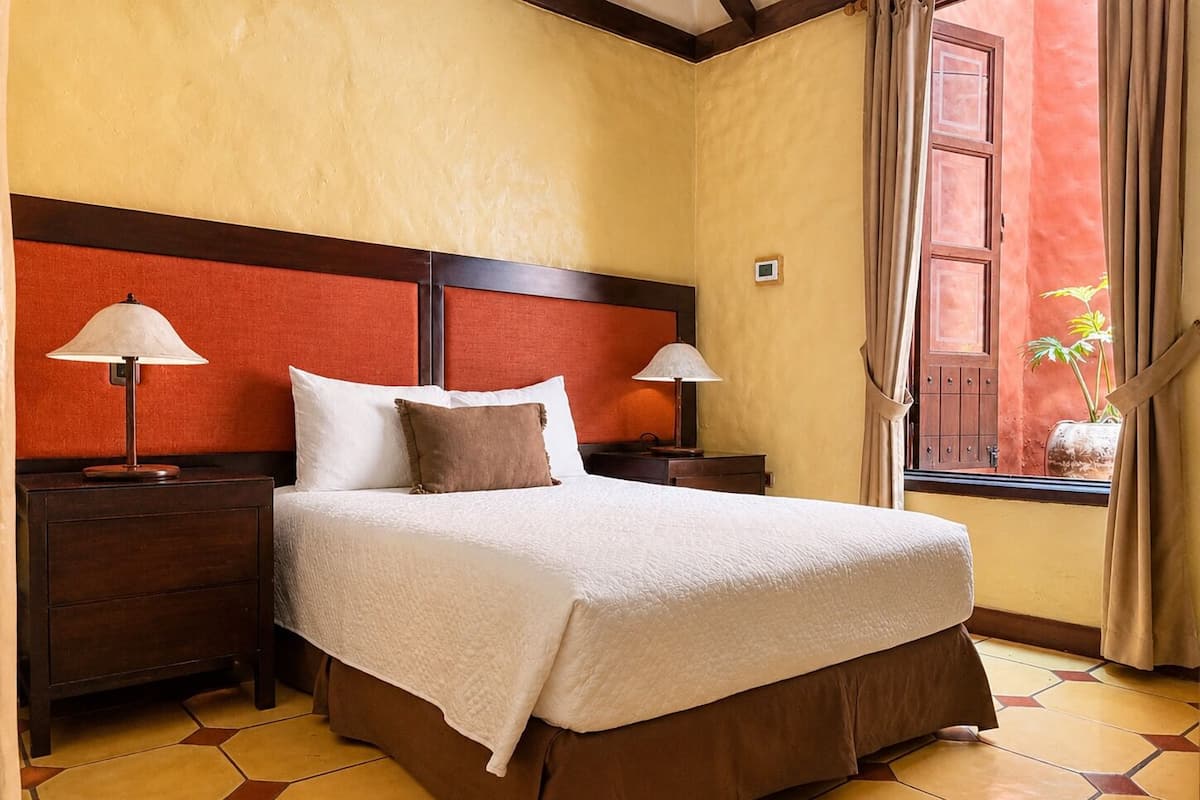 Deluxe Room, 1 Queen Bed | Iron/ironing board, free WiFi, bed sheets