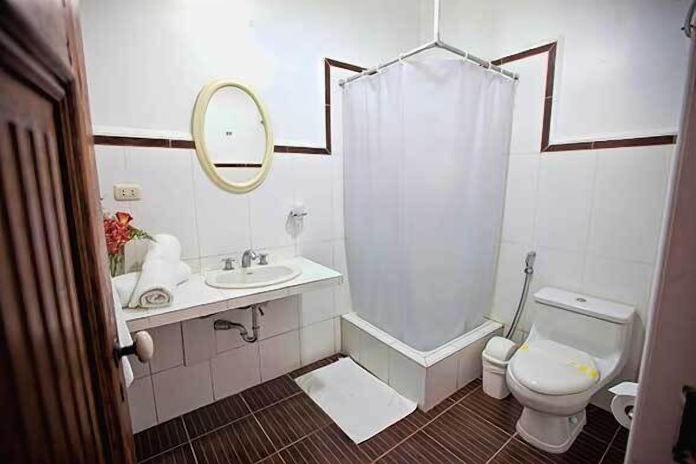 suite, jetted tub | bathroom | free toiletries, towels, soap, shampoo