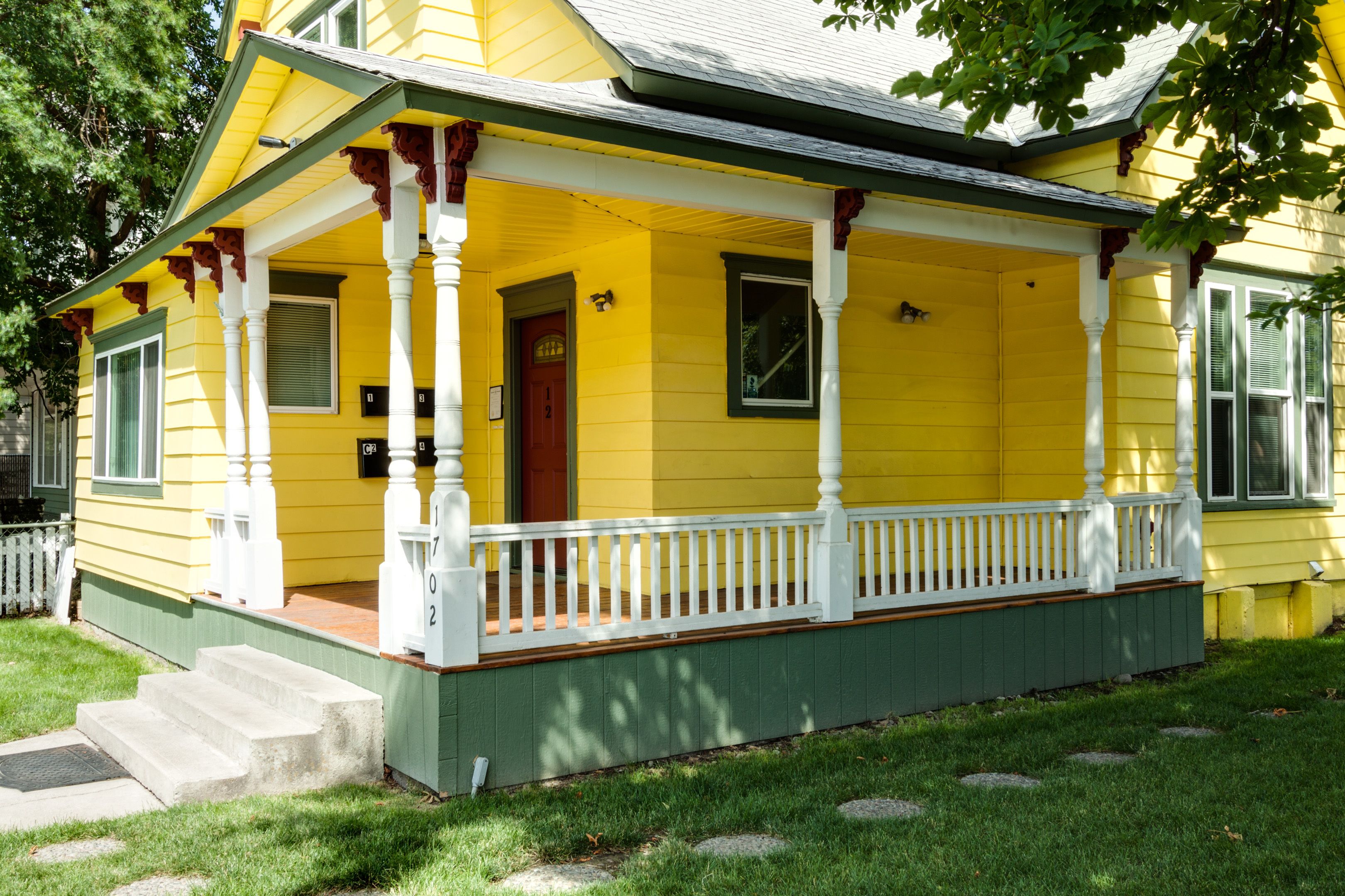 Vista frontal de la propiedad