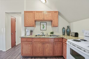 Family Suite, 3 Bedrooms, Non Smoking, City View | Private kitchen | Full-sized fridge, microwave, oven, stovetop - Maple Leaf Manor Suites (Spokane)