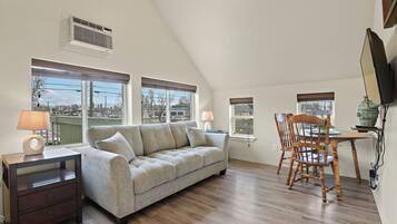 Suite Keluarga, 3 kamar tidur, Bebas Asap Rokok, pemandangan kota | Area keluarga | Televisi layar datar 32-inci dengan saluran TV kabel dan TV