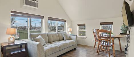 Suite familiar, 3 habitaciones, para no fumadores, vista a la ciudad | Área de sala de estar | Televisión de pantalla plana de 32 pulgadas con canales por cable