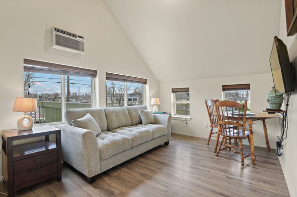 Family Suite, 3 Bedrooms, Non Smoking, City View | Living area