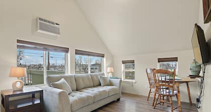 Maple Leaf Manor Suites