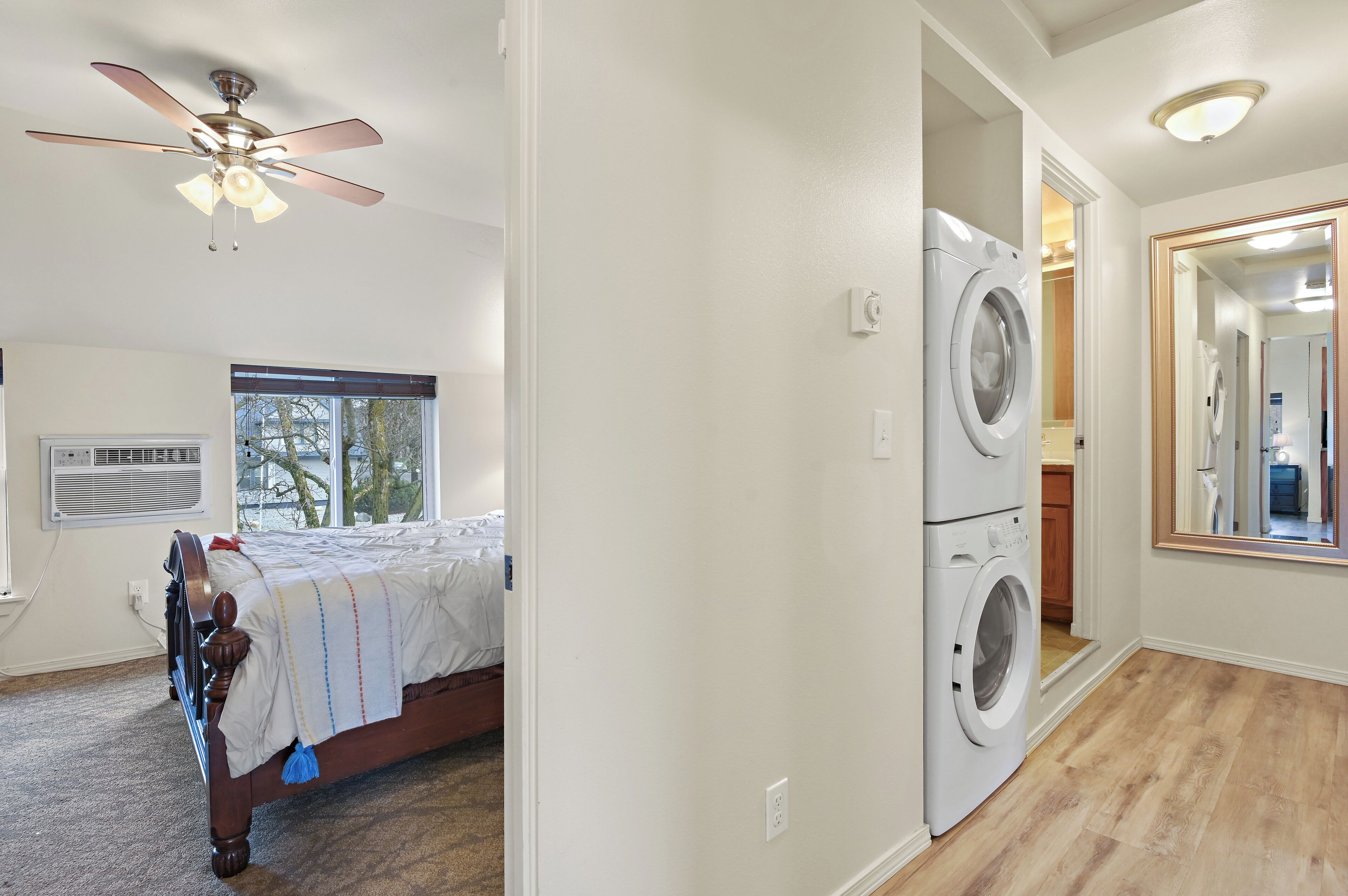 Suite familiar, 3 habitaciones, para no fumadores, vista a la ciudad | Área de sala de estar | Televisión de pantalla plana de 32 pulgadas con canales por cable 