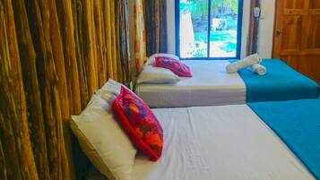 Cabaña tradicional, 2 camas matrimoniales, baño en la habitación | 1 habitación, decoración personalizada y escritorio