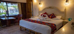 Comfort huisje, 1 kingsize bed, en-suite badkamer, aan het strand | 1 slaapkamer, individueel gedecoreerd, een bureau, een laptopwerkplek