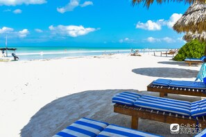 Private beach, white sand, sun loungers, beach umbrellas - Cabañas Casa Maya Holbox Frente Al Mar (Isla Holbox)