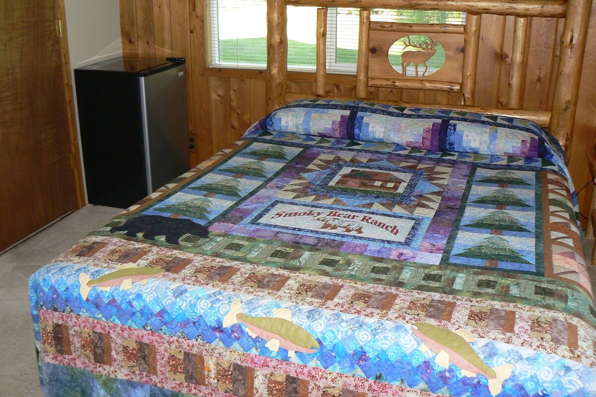 Standard Room, Mountain View (1 Queen Bed - Pine) | WiFi (free), bed sheets