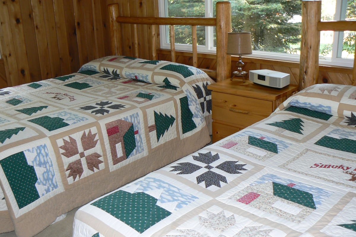 Suite, 2 Queen Beds, Mountain View (Apgar Suite) | WiFi (free), bed sheets
