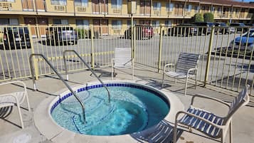 Una piscina al aire libre de temporada