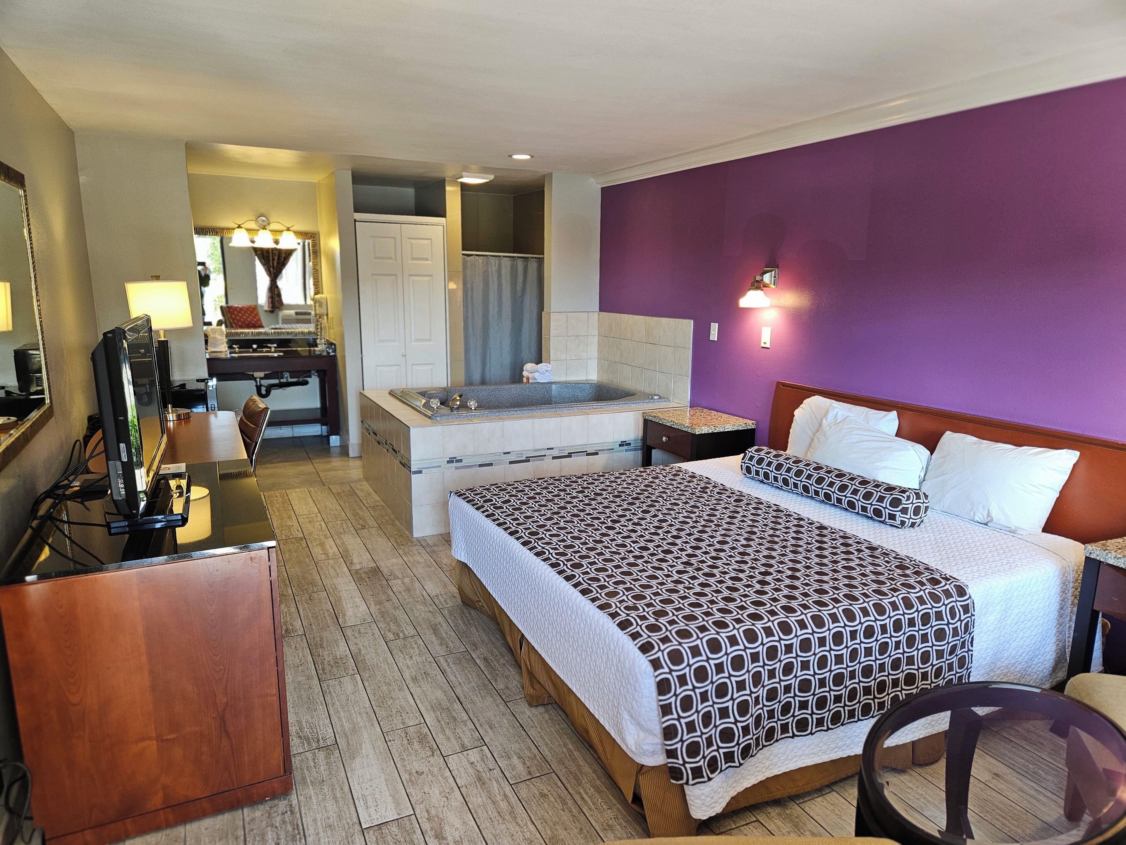 Escritorio, wifi gratis y ropa de cama 