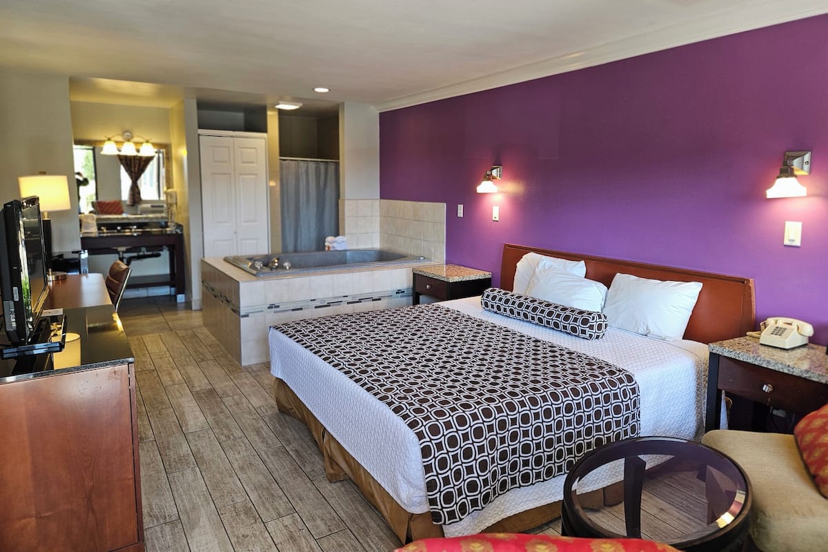 Standaard kamer, 1 kingsize bed, bubbelbad | Een bureau, gratis wifi, beddengoed