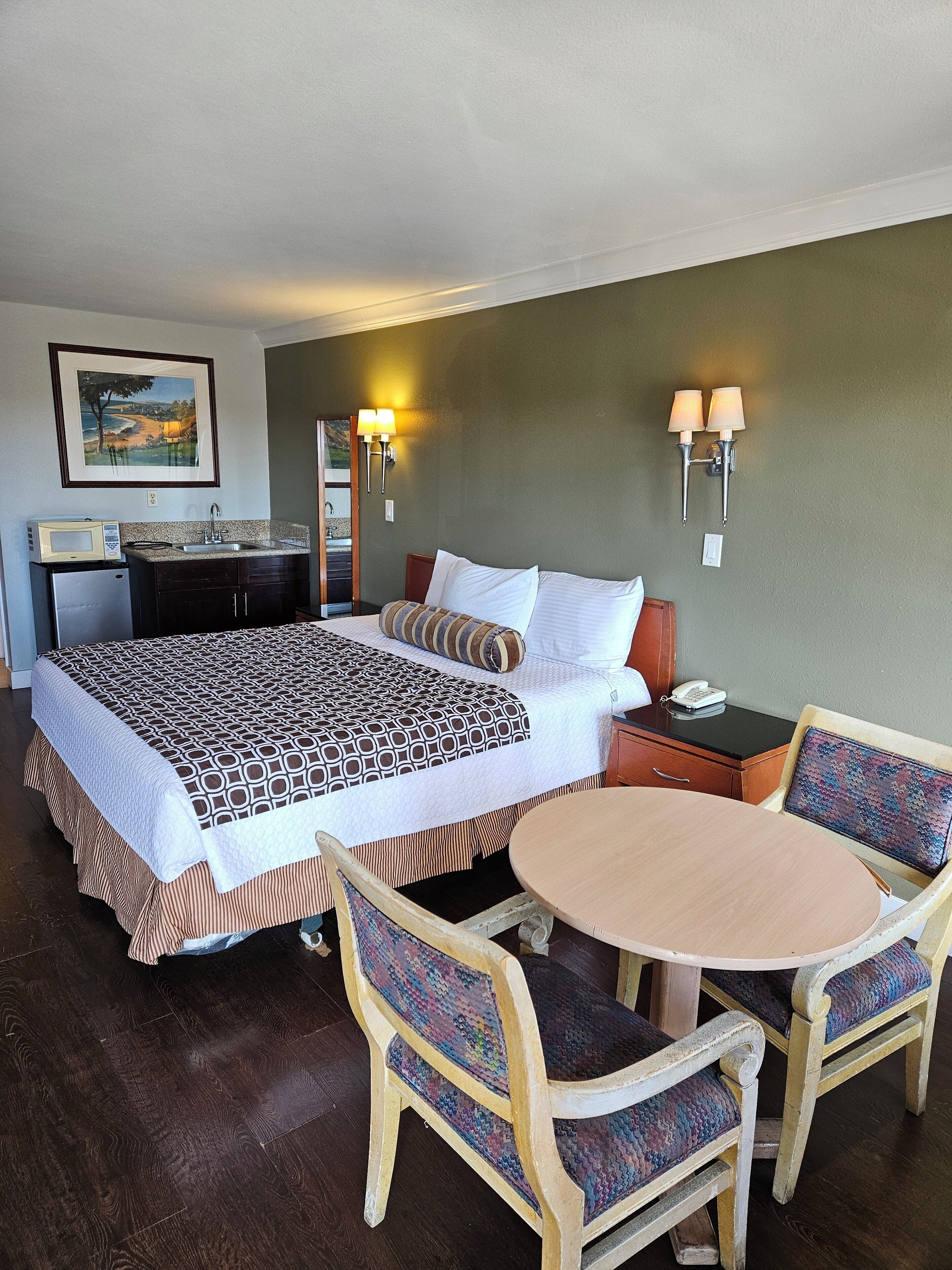 Standard Room, 1 King Bed | Desk, free WiFi, bed sheets