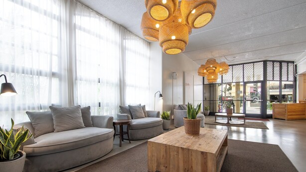 Lobby-lounge