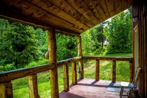 Terrace/patio - Midnight Sun Log Cabins (Moose Pass)
