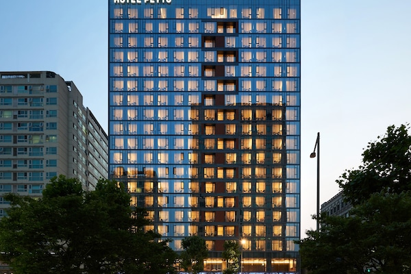 施設の正面 (日没後)