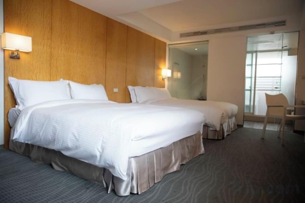 Premium bedding, in-room safe, desk, soundproofing