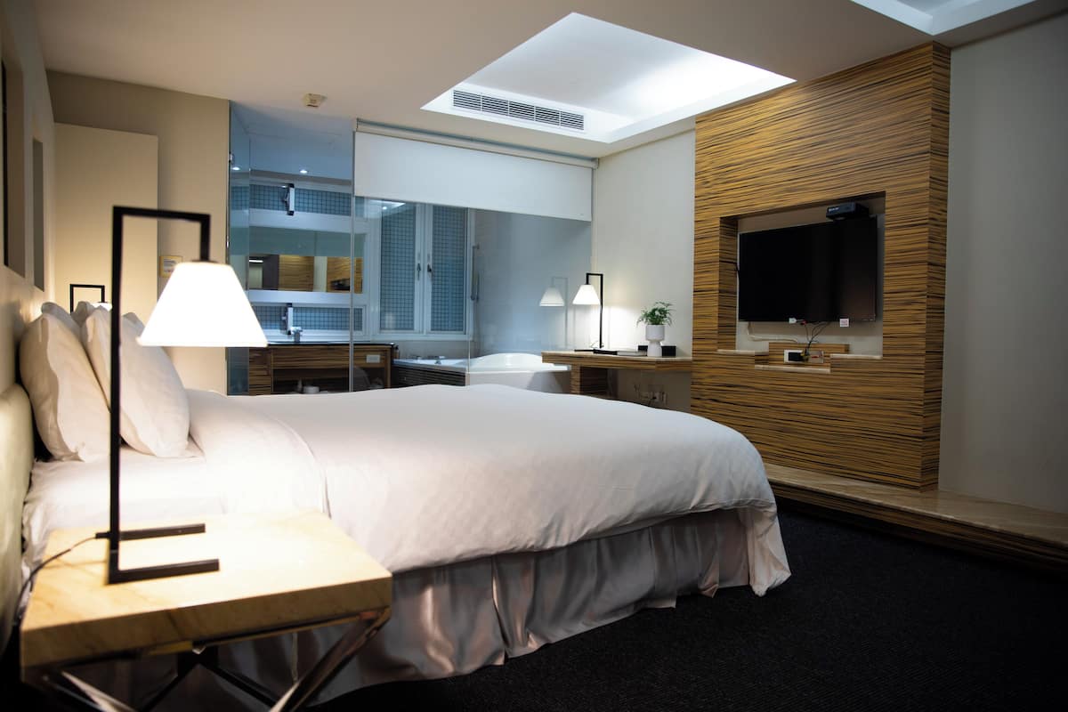 Klassieke suite | Luxe beddengoed, een kluis op de kamer, een bureau, geluiddichte muren