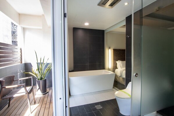 Vierpersoonskamer | Badkamer | Designer toiletartikelen, een haardroger, pantoffels, handdoeken