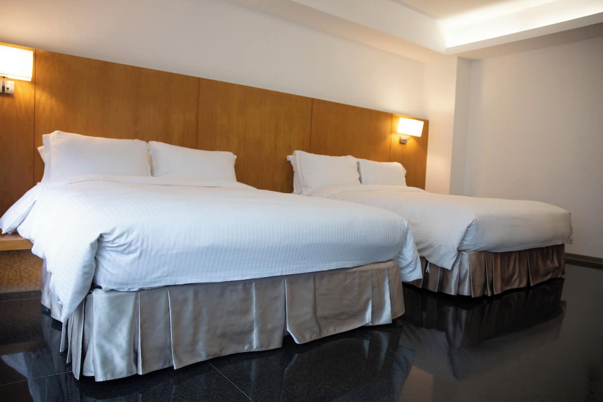 Klassieke vierpersoonskamer | Luxe beddengoed, een kluis op de kamer, een bureau, geluiddichte muren