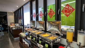 Free daily buffet breakfast