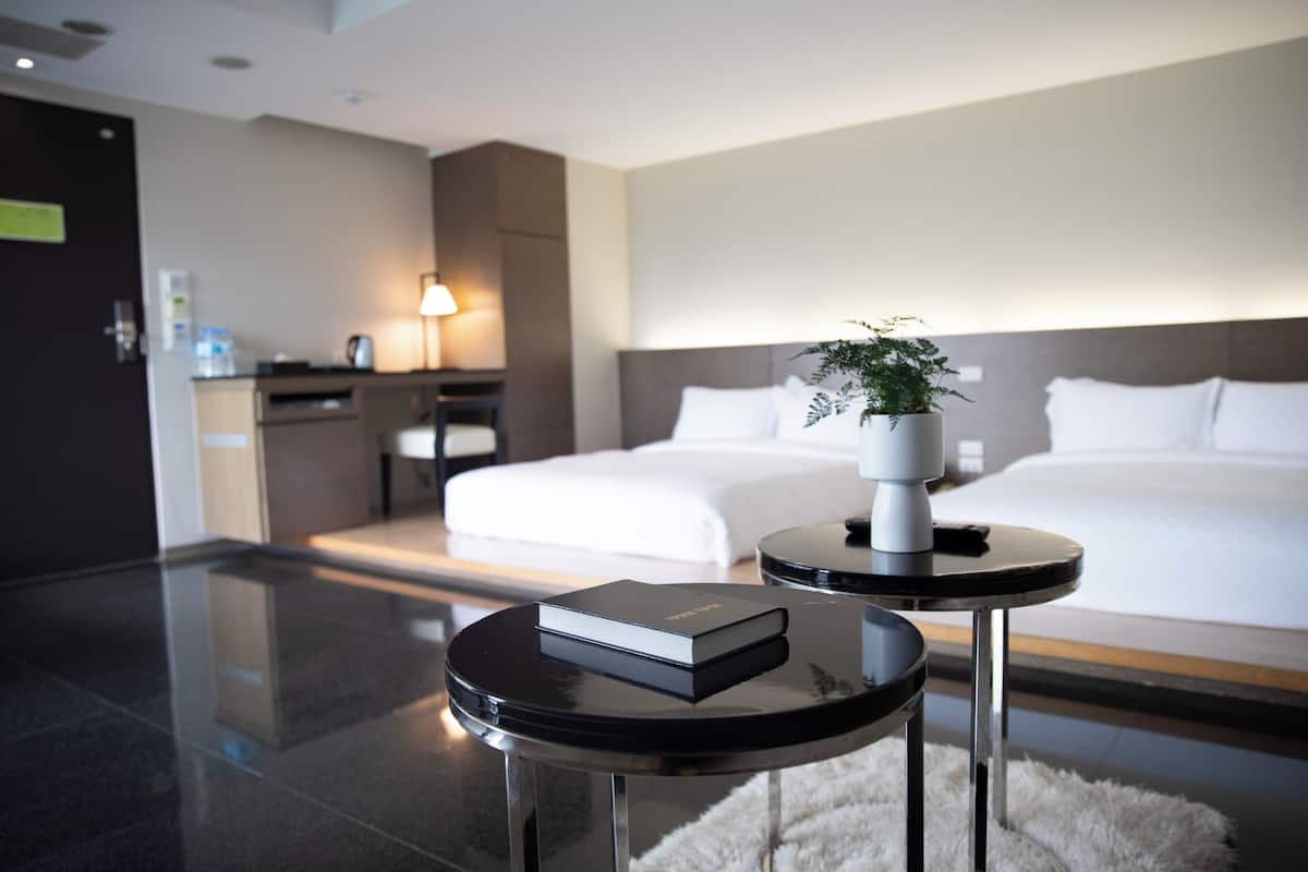 Vierpersoonskamer | Luxe beddengoed, een kluis op de kamer, een bureau, geluiddichte muren