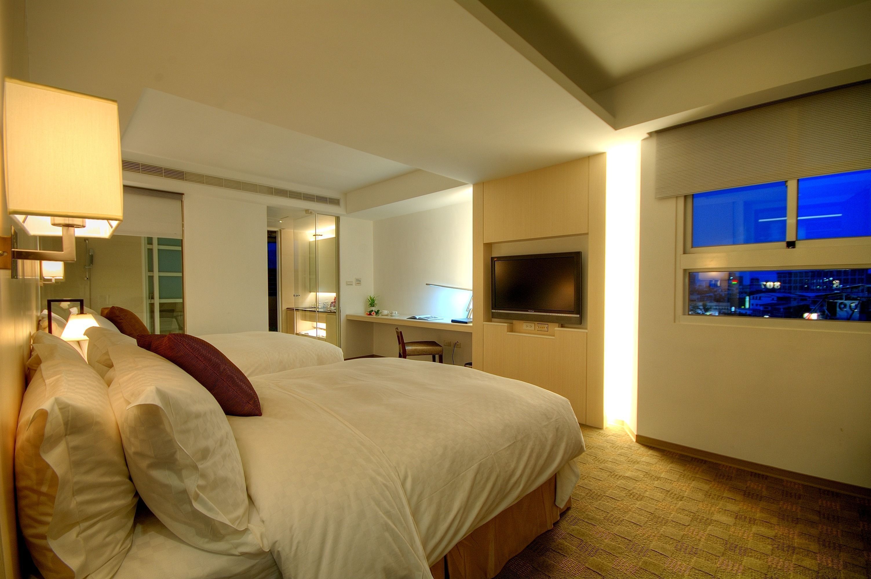 Peralatan tempat tidur premium, peti besi dalam bilik, meja 