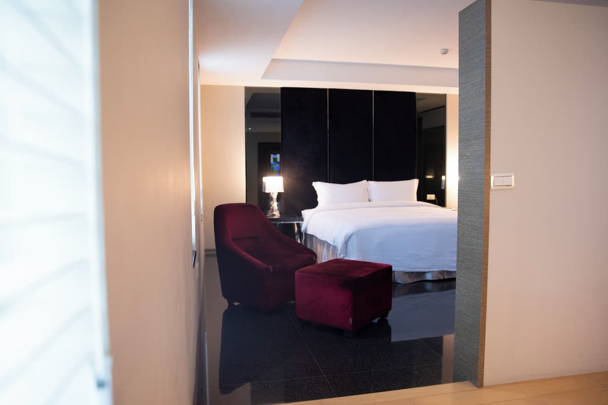 Kamer | Luxe beddengoed, een kluis op de kamer, een bureau, geluiddichte muren