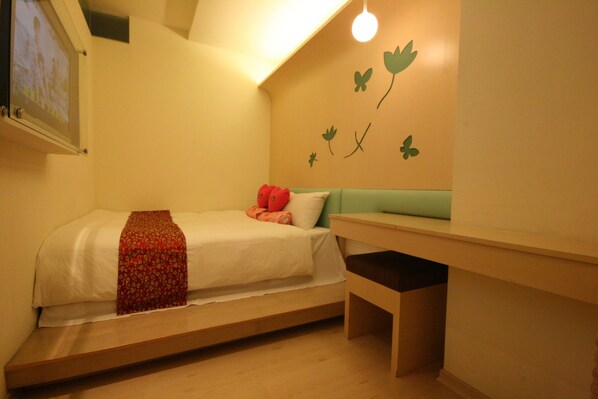 A small, cozy room with a bed, a desk, and a wall-mounted TV. - Quan Fu Tan Hui Hotel (Yuchi)