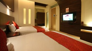 A hotel room with two beds, a TV, and a red carpet. - Quan Fu Tan Hui Hotel (Yuchi)