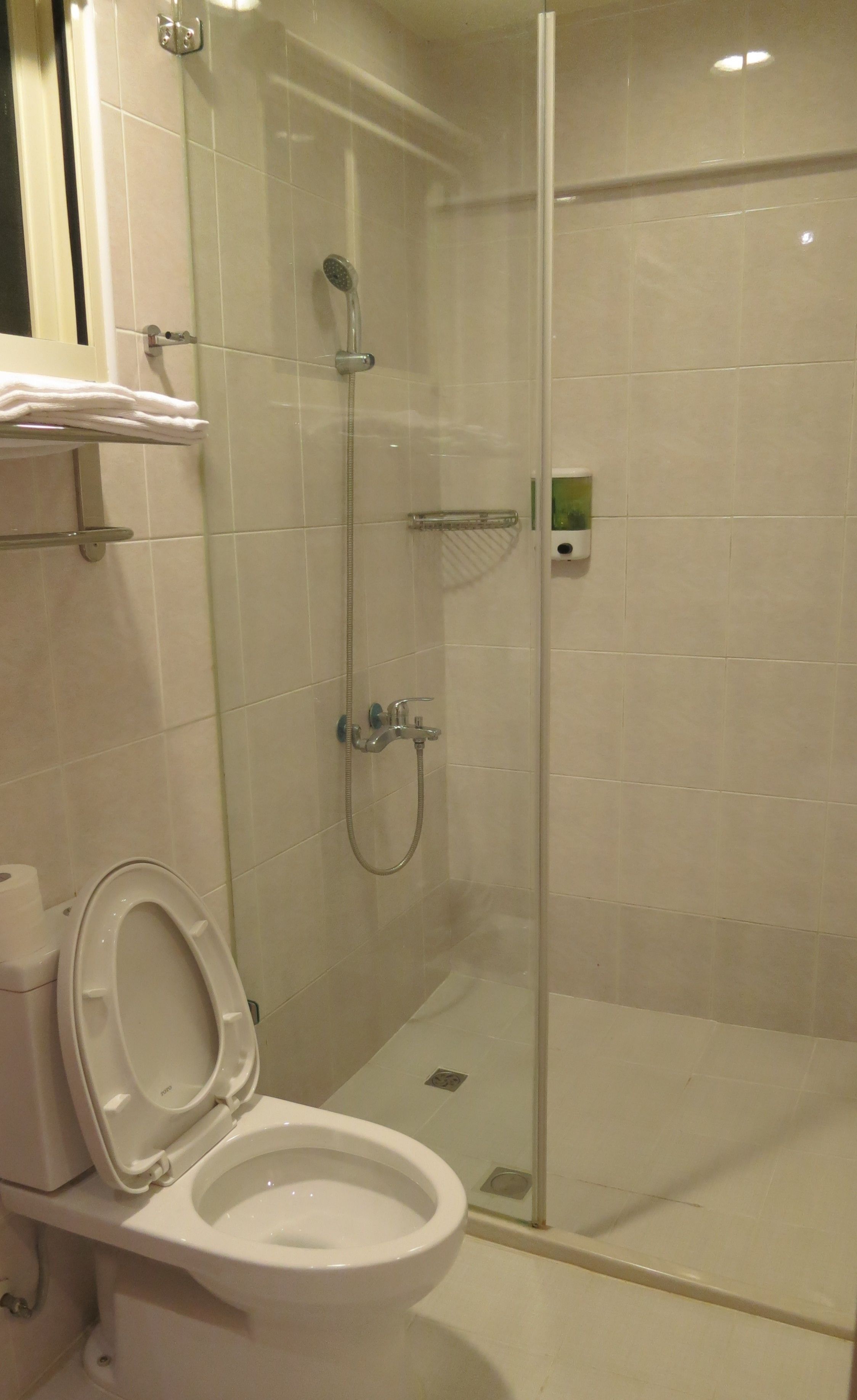 Quarto casal standard (地下室, Basement) | Banheiro | Chuveiro, secador de cabelo, chinelos, toalhas de banho