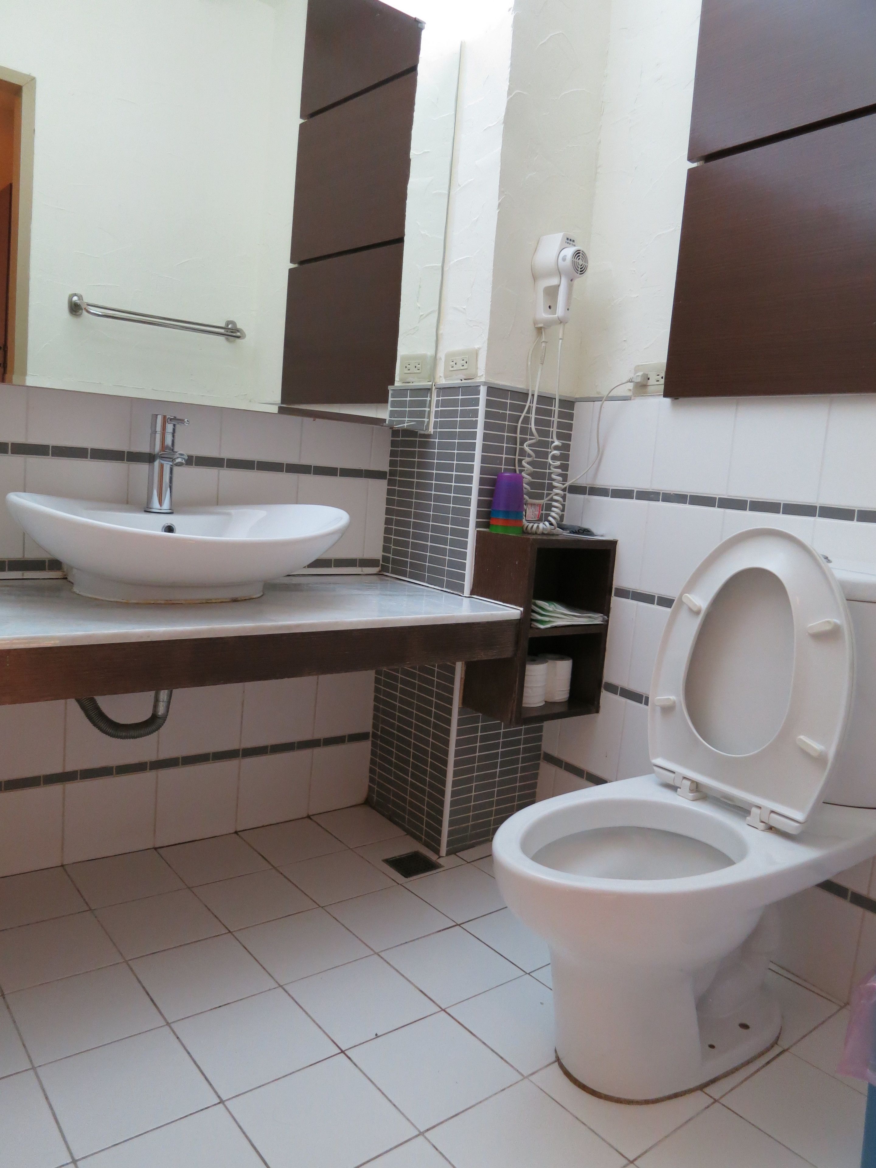 Standard Quadruple Room (地下室, Basement) | Bathroom | Shower, hair dryer, slippers, towels