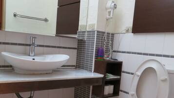 Standard Quadruple Room (地下室, Basement) | Bathroom | Shower, hair dryer, slippers, towels