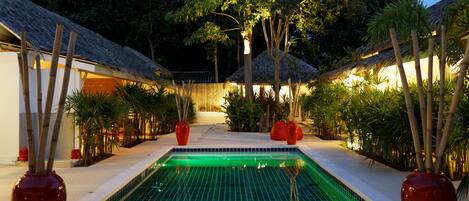 Piscina externa, guarda-sóis, espreguiçadeiras