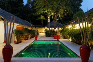 Piscina externa, guarda-sóis, espreguiçadeiras