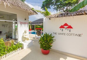 Property entrance - The White Cottage (Koh Samui)